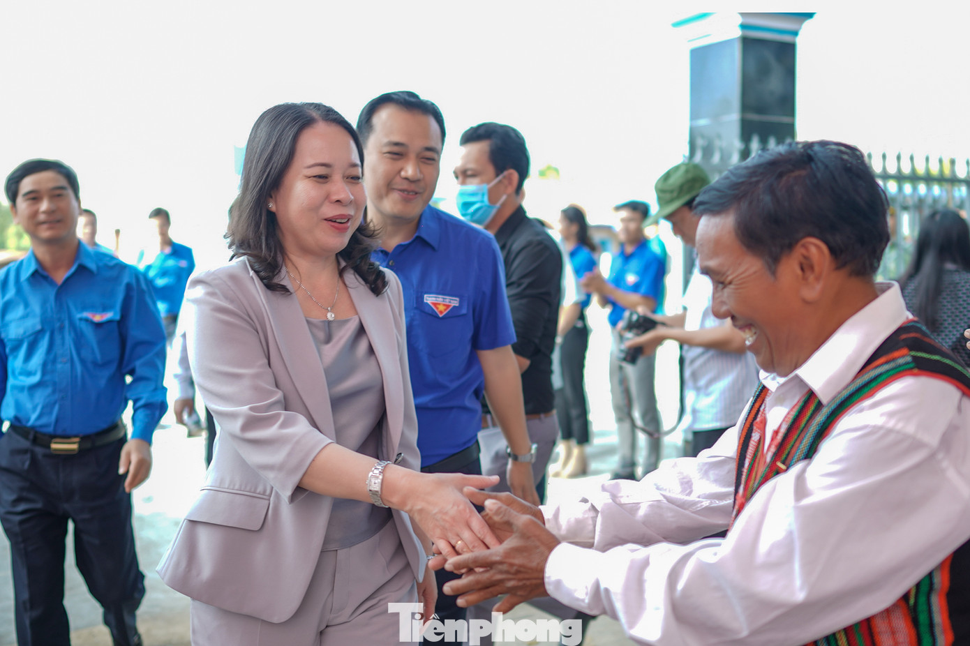 Quyền Chủ tịch nước Võ Thị Ánh Xuân ân cần thăm hỏi, động viên đồng bào các dân tộc.