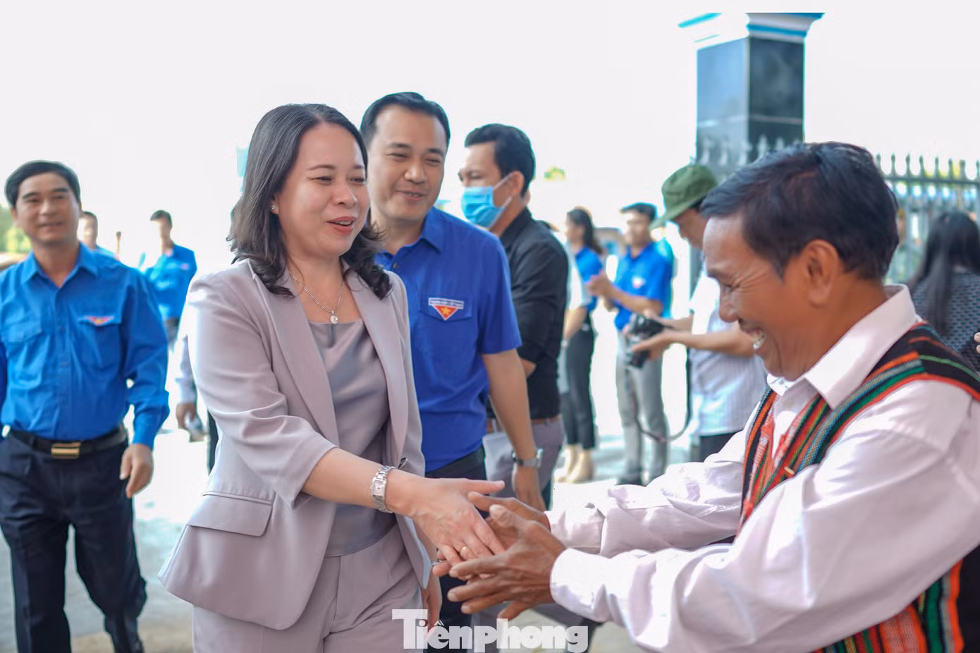 Quyền Chủ tịch nước Võ Thị Ánh Xuân ân cần thăm hỏi, động viên đồng bào các dân tộc.
