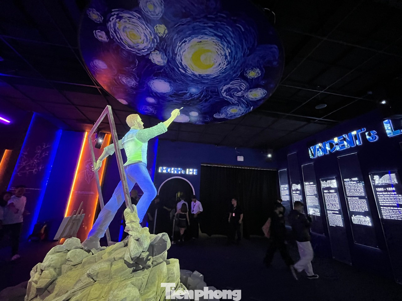 Tại "Hành lang tương tác", du khách bước qua bóng gương ảo ảnh để quay trở về 133 năm về trước.