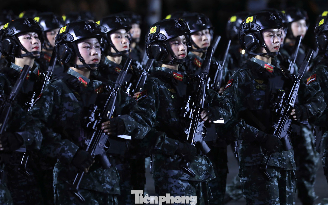 Sau tiếng hô của Thượng tướng Nguyễn Văn Nghĩa - Phó tổng tham mưu trưởng Quân đội nhân dân Việt Nam, các lực lượng bắt đầu tiến vào đường Lê Duẩn về hướng hội trường Thống Nhất trong buổi hợp luyện diễu binh, diễu hành tối 18/4.