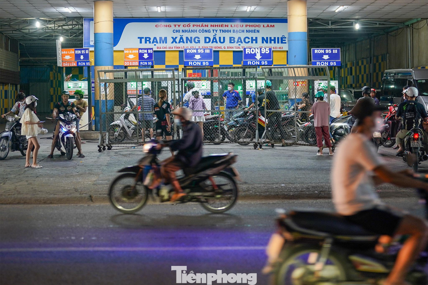 Tối 2/10, cây xăng Bạch Nhiên (quận Bình Tân) dựng rào chắn, bố trí một luồng cho người dân vào đổ xăng.