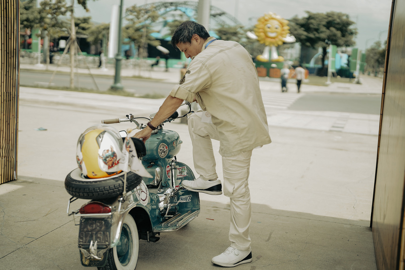 Anh Tuấn CD đang khởi động chiếc Rumi động cơ 2 kỳ, dung tích 125cc, xuất hiện tại Sài Gòn những năm 1950. Theo anh Tuấn, do kiểu dáng nhỏ gọn, phù hợp yêu cầu chiều cao hàng không nên xe này được dùng nhiều trong sân đỗ máy bay sân bay Tân Sơn Nhứt thời điểm đó nên có thể được xem như một kiểu xe chuyên dụng ngành hàng không.