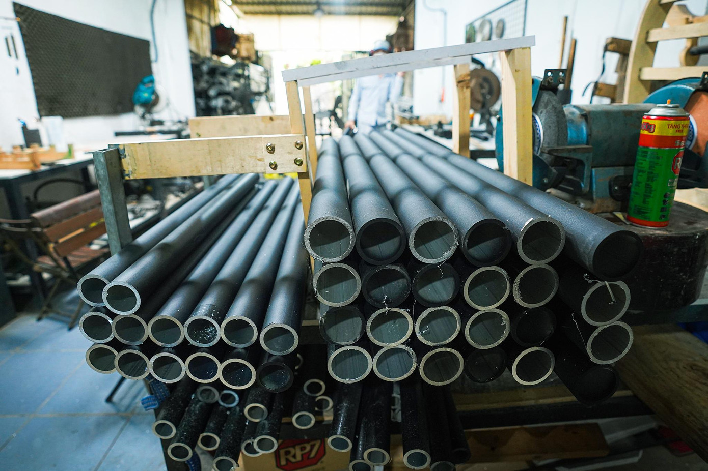 “Mình đã mất 4 năm để lựa chọn vật liệu làm chuông. Hiện giờ mình sử dụng ống nhôm, ống đồng, ống tre để làm chuông gió là những vật liệu chủ lực. Ngoài ra, mình còn dùng vỏ bom, lá kim loại để chế tác”, anh Đức tâm sự.