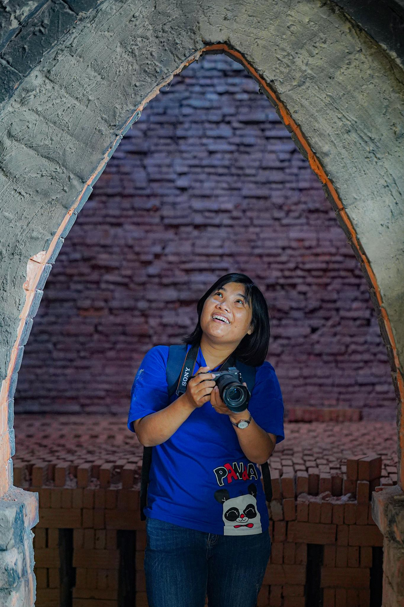 Một nữ phóng viên thuộc nhóm báo chí Việt Nam đưa tin cùng đoàn mê mẩn với nét cổ kính của lò gạch.