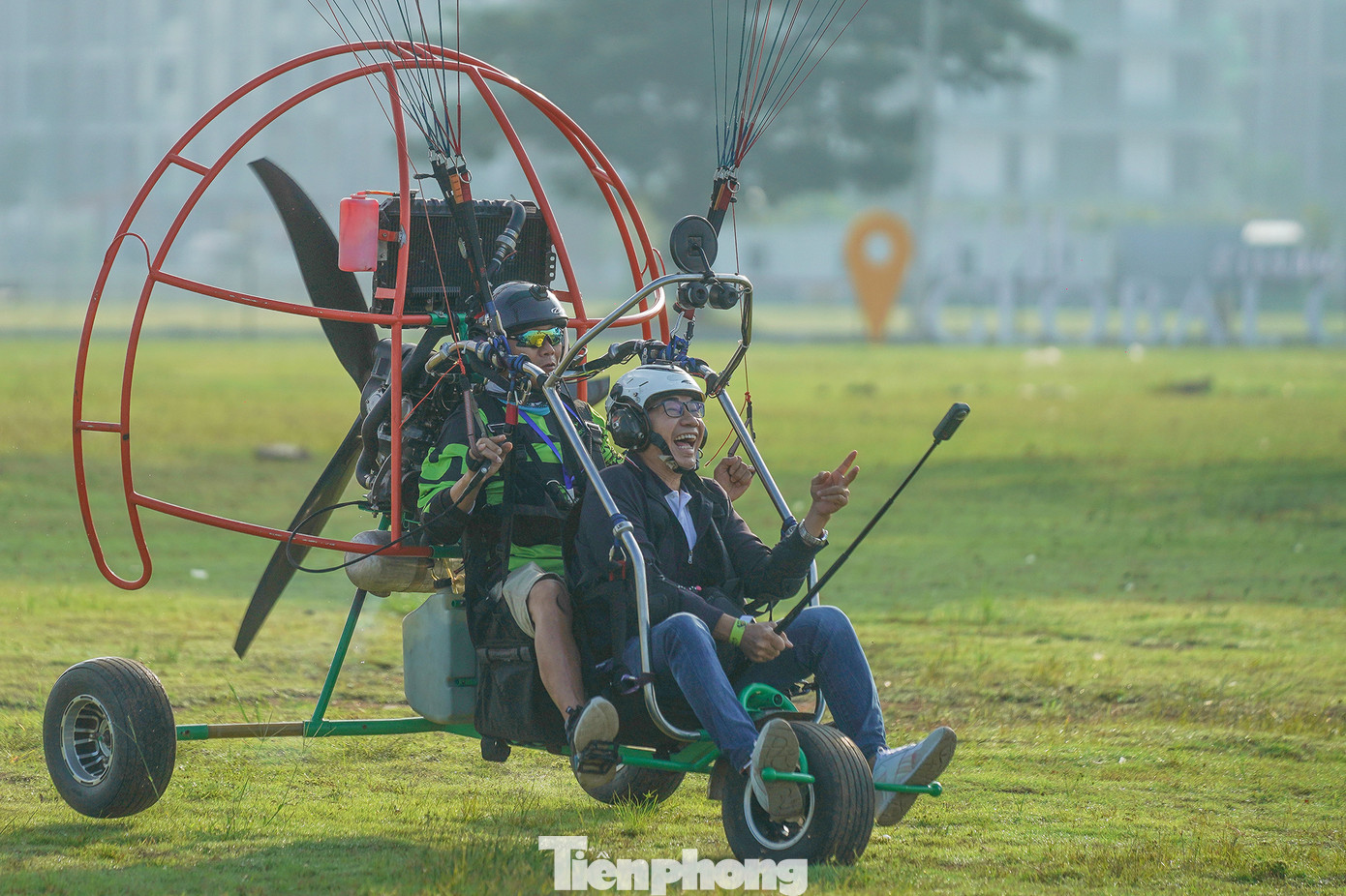 Buổi sáng sớm, khi sương còn chưa tan, không khí TPHCM còn dịu mát thì những lượt cất, hạ cánh dù lượn luôn mang lại cảm giác sảng khoái cho du khách.