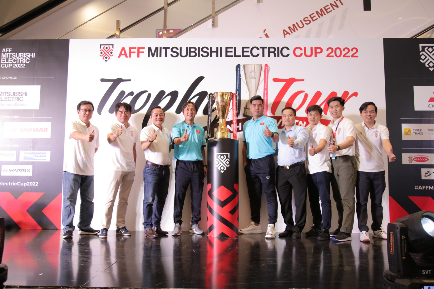 Trong sự kiện Trophy Tour – Cúp vàng AFF Mitsubishi Eletric 20222 diễn ra tại TPHCM vào ngày 3/12, đông đảo khán giả TP.HCM đã có dịp giao lưu, chiêm ngưỡng cũng như chụp hình lưu niệm với các thần tượng và chiếc cúp vàng Đông Nam Á.