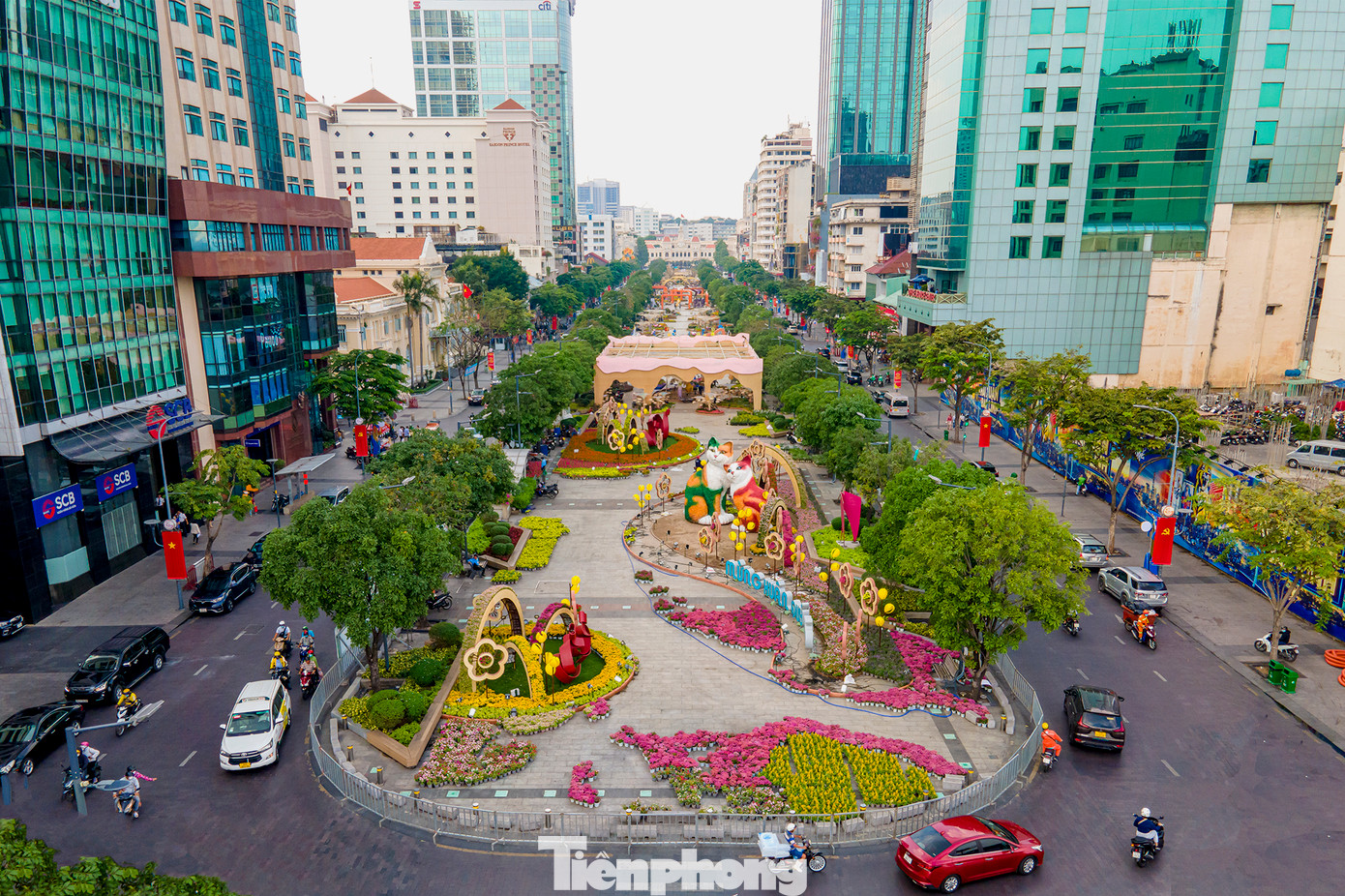 Đường hoa dài 600 m, mang chủ đề Thành phố Hồ Chí Minh – Xuân an vui, xuân thịnh vượngthể hiện muôn sắc xuân để ghi dấu mốc 20 năm công trình văn hóa đã thành biểu tượng của thành phố vào dịp Tết Nguyên đán.