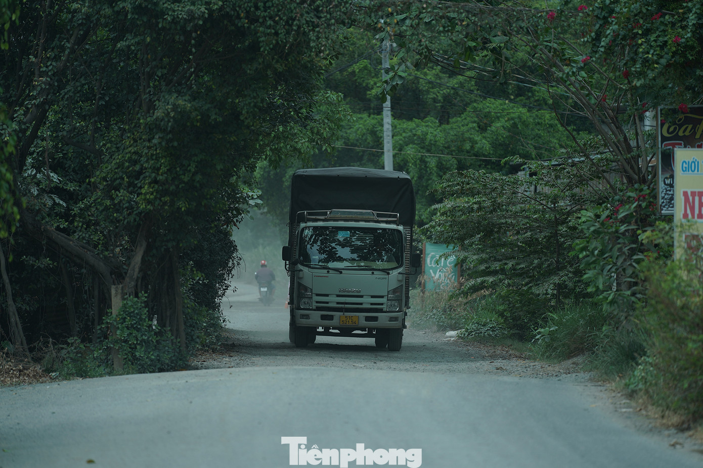 Chiếc xe tải này đang di chuyển qua đoạn đường chưa bàn giao mặt bằng. Vị trí chiếc xe là đoạn đường chưa được thi công suốt mười năm qua.