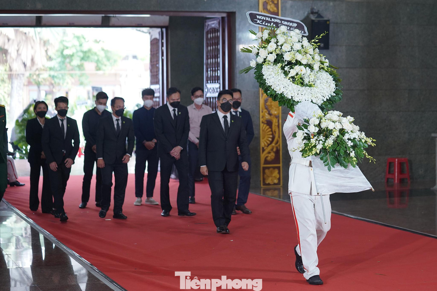 Ngày 29/3, thông tin Phó Chủ tịch UBND TPHCM Lê Hòa Bình qua đời vì tai nạn giao thông trên đường đi công tác đã làm rất nhiều người dân thành phố, các doanh nghiệp cũng như các sở, ban ngành, quận, huyện bàng hoàng, đau xót. Hơn một năm đảm nhiệm vị trí phó chủ tịch, rồi phó chủ tịch thường trực UBND TPHCM, ông Bình đã để lại nhiều dấu ấn đáng nhớ.