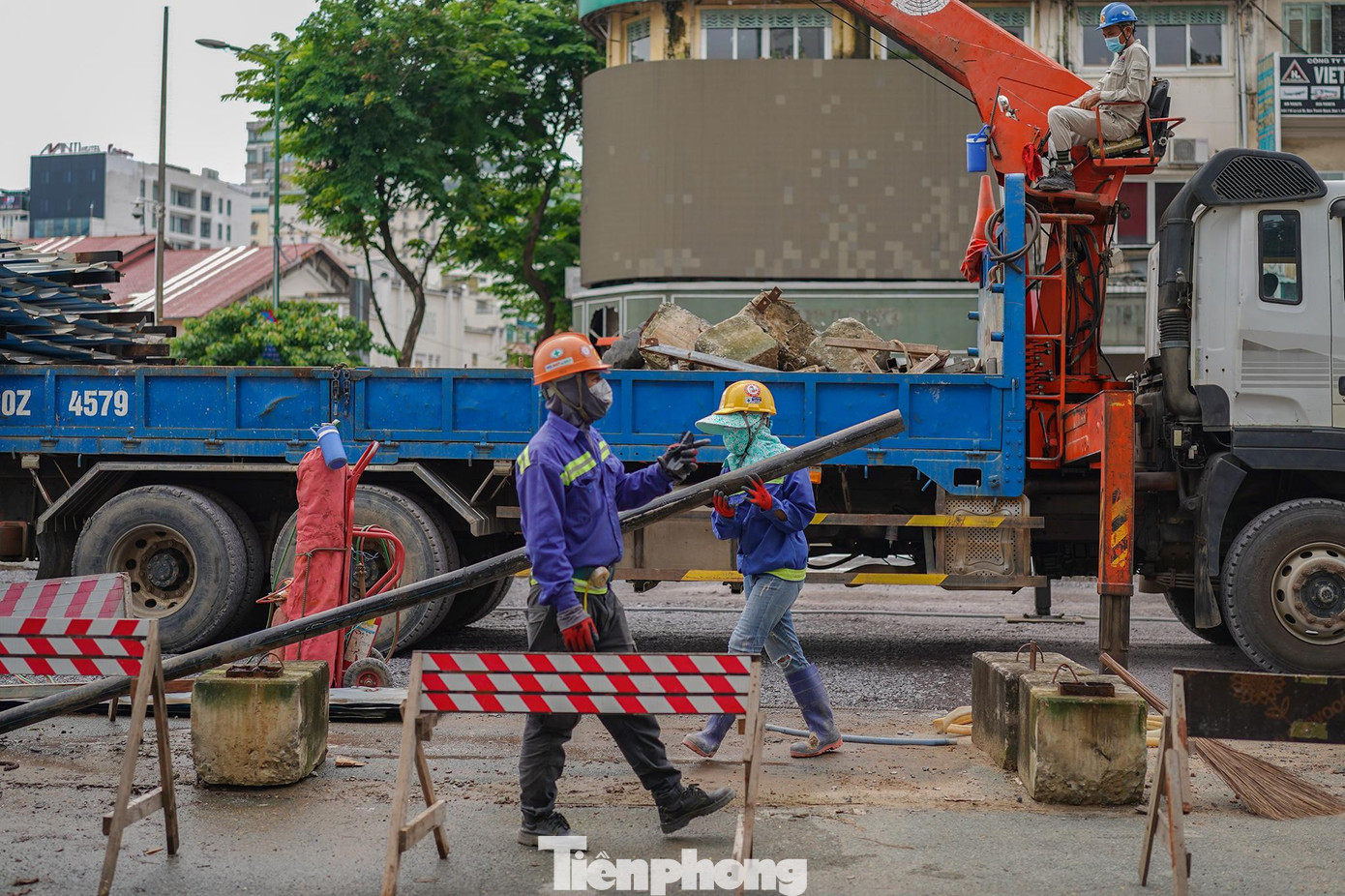 Trước đó, nhà thầu đã hoàn thành tái lập mặt đường, dải phân cách... trả lại mặt bằng đoạn từ đường Nguyễn Huệ đến Nguyễn Trung Trực (quận 1).