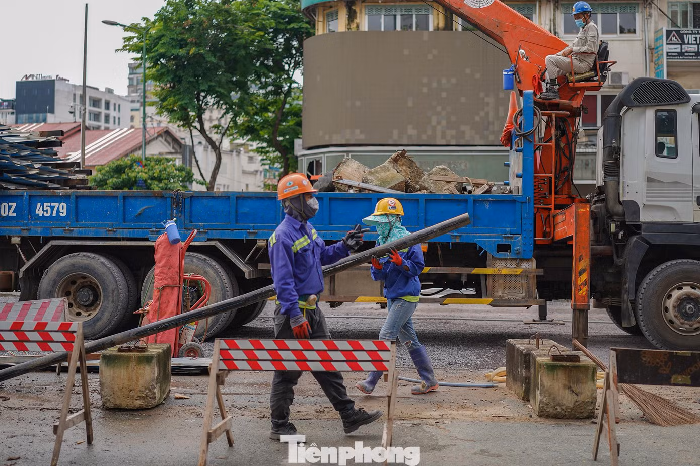 Trước đó, nhà thầu đã hoàn thành tái lập mặt đường, dải phân cách... trả lại mặt bằng đoạn từ đường Nguyễn Huệ đến Nguyễn Trung Trực (quận 1).
