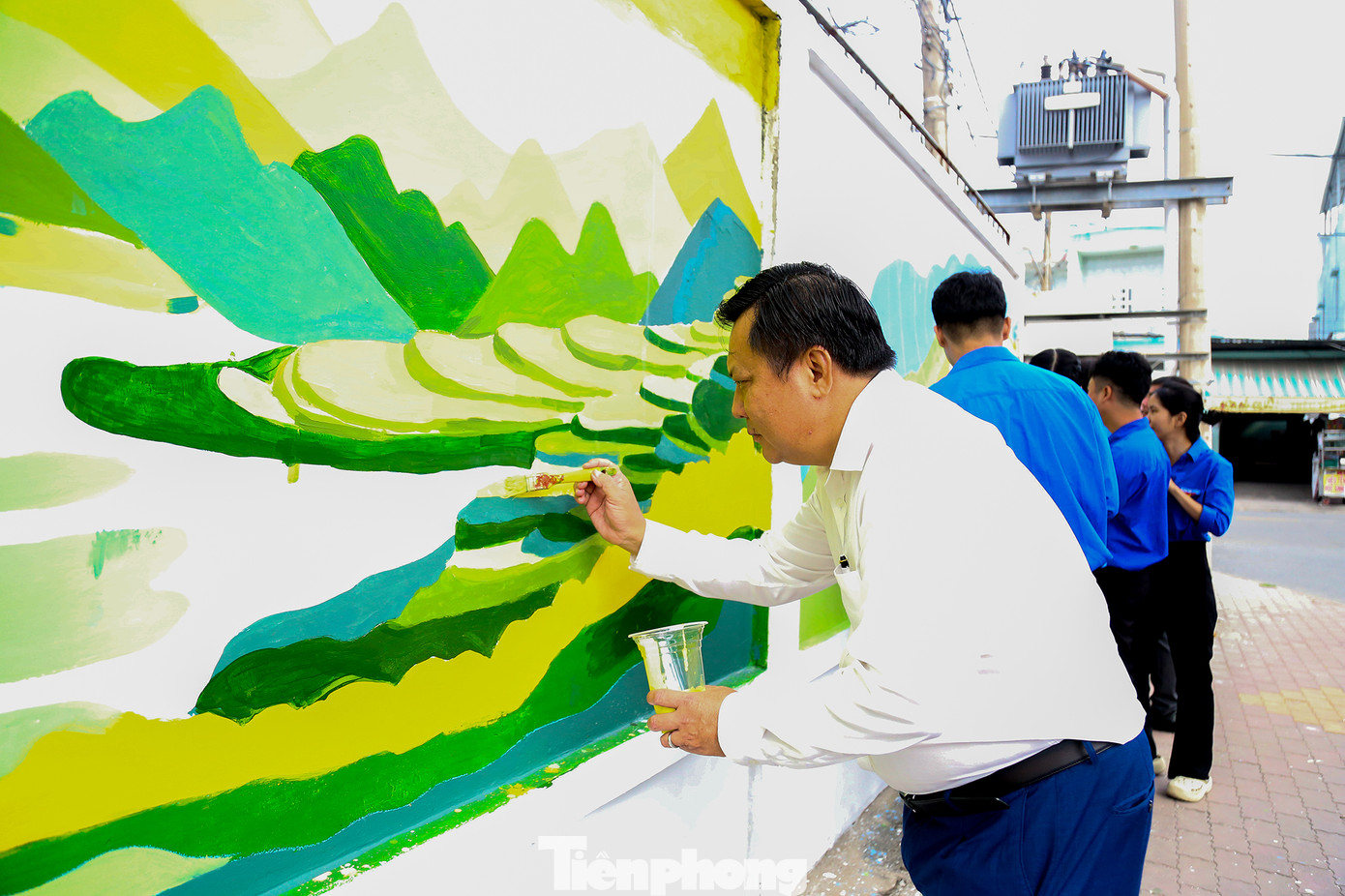 Tại huyện Bến Lức, lãnh đạo T.Ư Đoàn và tỉnh Long An chung tay cùng các bạn đoàn viên thanh niên khánh thành con đường bích họa Lê Văn Vịnh. Bên cạnh mô tả cảnh sắc làng quê, chủ đề của những bức tranh cũng hướng tới tuyên truyền về bảo vệ môi trường xanh - sạch - đẹp, xây dựng phường đô thị văn minh. Những gam màu chủ đạo của tuyến đường bích họa này tạo nên một màu xanh mát mắt. Tại huyện Bến Lức, lãnh đạo T.Ư Đoàn và tỉnh Long An chung tay cùng các bạn đoàn viên thanh niên khánh thành con đường bích họa Lê Văn Vịnh. Bên cạnh mô tả cảnh sắc làng quê, chủ đề của những bức tranh cũng hướng tới tuyên truyền về bảo vệ môi trường xanh - sạch - đẹp, xây dựng phường đô thị văn minh. Những gam màu chủ đạo của tuyến đường bích họa này tạo nên một màu xanh mát mắt.