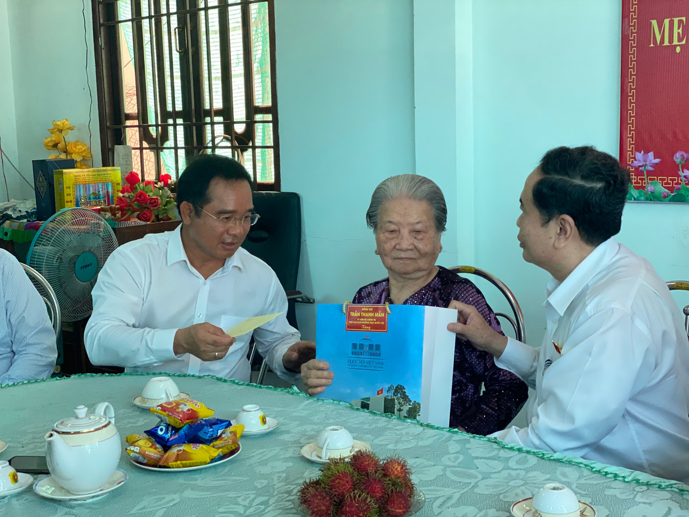 Mẹ Việt Nam anh hùng Phạm Thị Uyển nhận quà mừng thọ 95 tuổi từ Phó Chủ tịch Thường trực Quốc hội Trần Thanh Mẫn và Bí thư Tỉnh uỷ Long An Nguyễn Văn Được (bên trái). Mẹ Việt Nam anh hùng Phạm Thị Uyển nhận quà mừng thọ 95 tuổi từ Phó Chủ tịch Thường trực Quốc hội Trần Thanh Mẫn và Bí thư Tỉnh uỷ Long An Nguyễn Văn Được (bên trái).