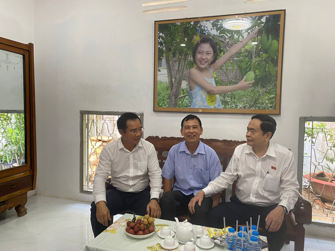 Phó Chủ tịch Thường trực Quốc hội Trần Thanh Mẫn cùng lãnh đạo tỉnh Long An tặng những phần quà tới thương binh Đỗ Văn Tâm. Phó Chủ tịch Thường trực Quốc hội Trần Thanh Mẫn cùng lãnh đạo tỉnh Long An tặng những phần quà tới thương binh Đỗ Văn Tâm.