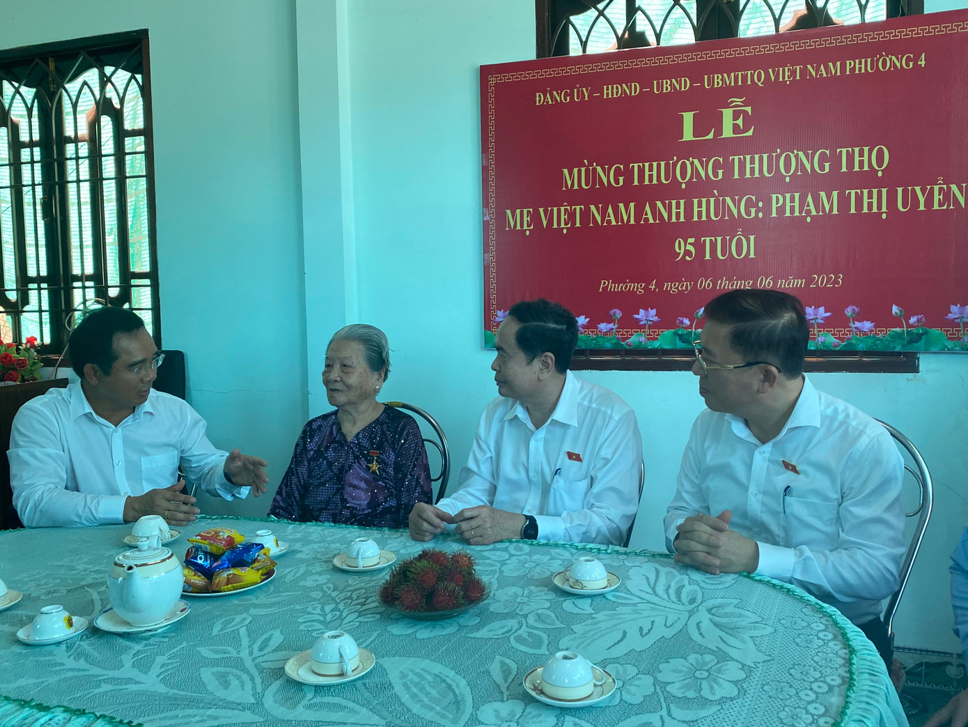 Phó Chủ tịch Thường trực Quốc hội Trần Thanh Mẫn (thứ hai từ phải qua) cùng lãnh đạo tỉnh Long An thăm và tặng quà Mẹ Việt Nam anh hùng Phạm Thị Uyển. Phó Chủ tịch Thường trực Quốc hội Trần Thanh Mẫn (thứ hai từ phải qua) cùng lãnh đạo tỉnh Long An thăm và tặng quà Mẹ Việt Nam anh hùng Phạm Thị Uyển.