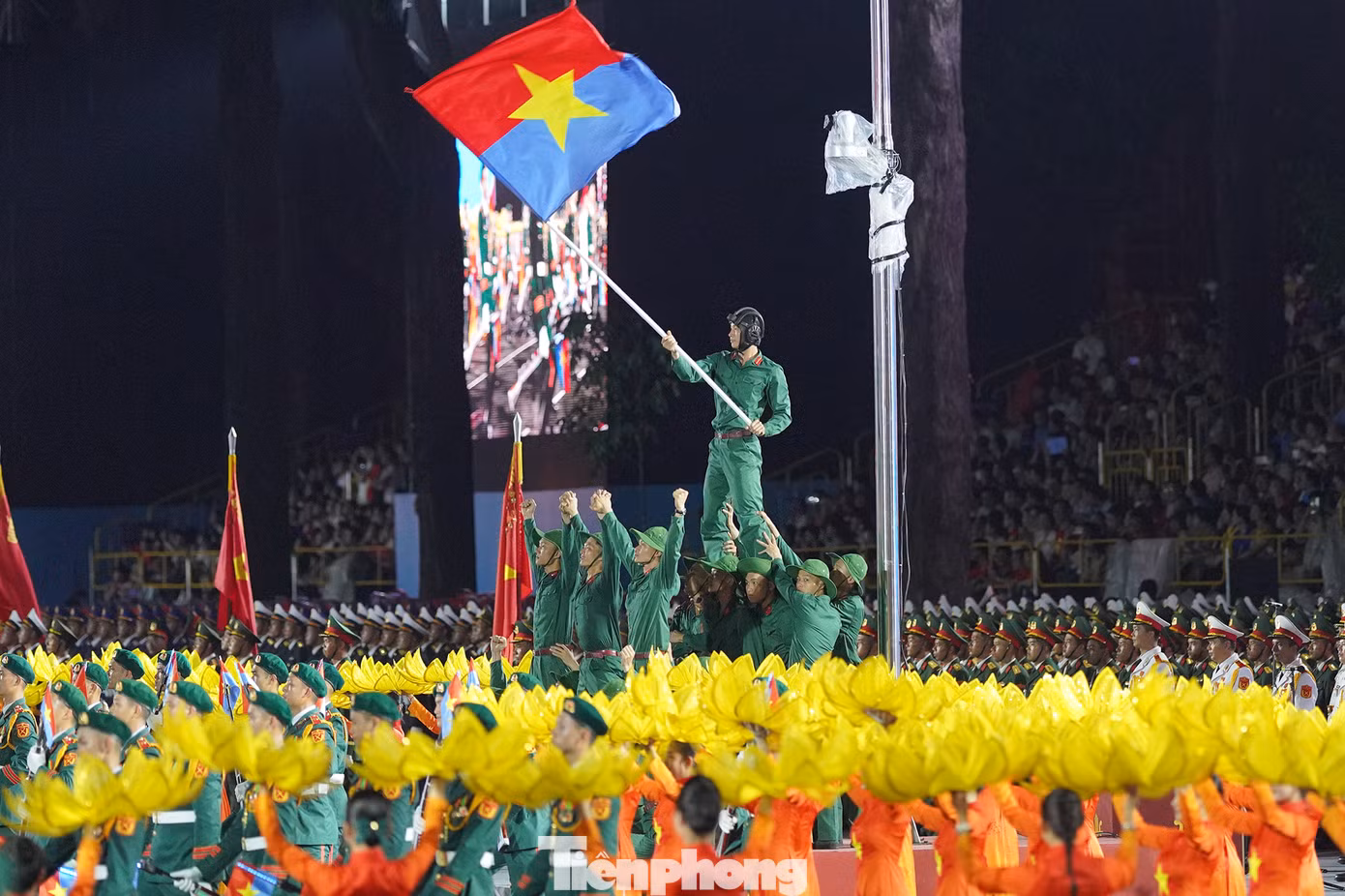 Trong phần văn nghệ chào mừng buổi sơ duyệt, các nghệ sĩ đã tái hiện khúc ca khải hoàn trên nóc Dinh Độc Lập 1975.