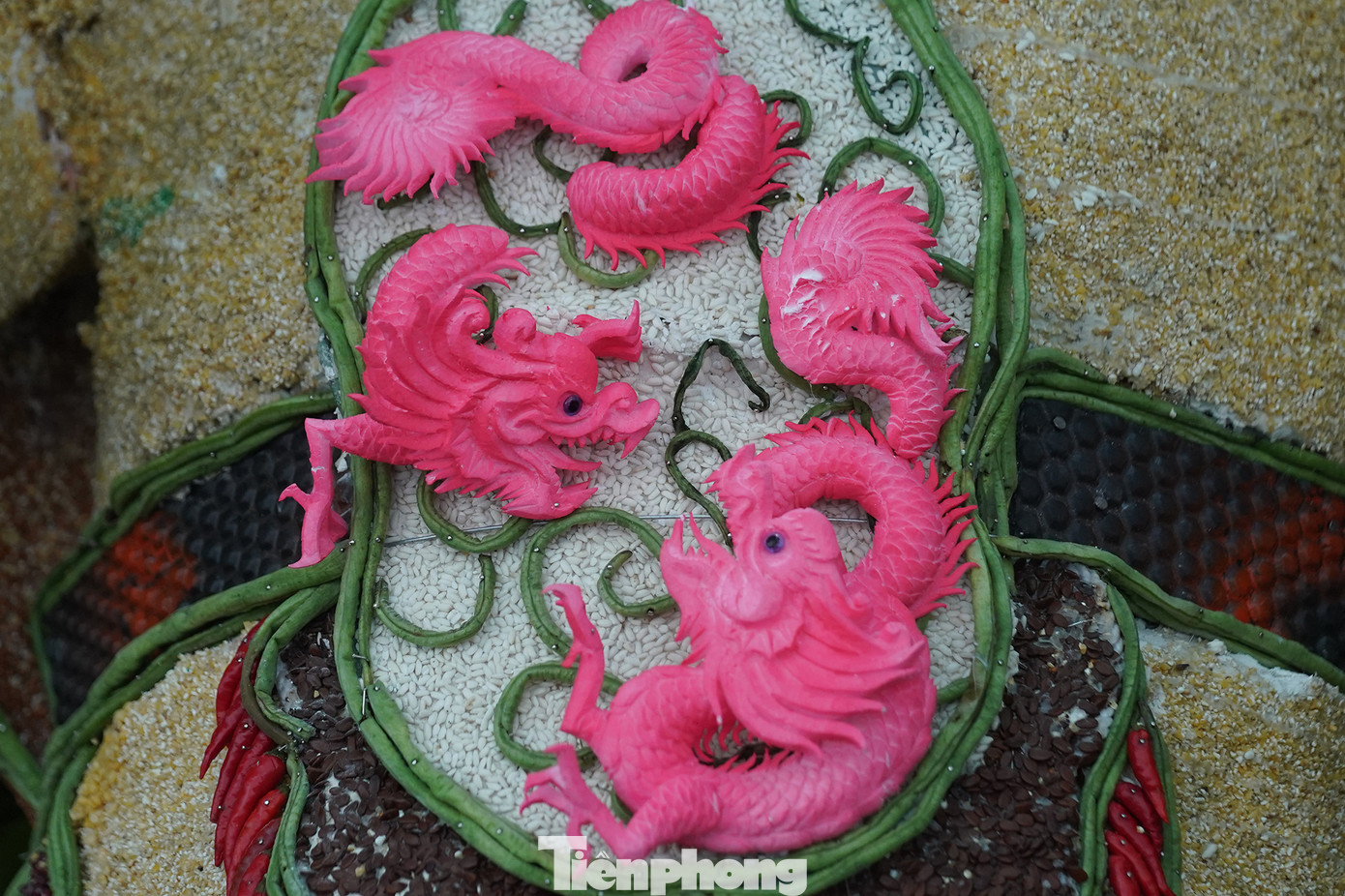 Đôi Hồng Long Tụ khá tinh xảo trên nền các hạt gạo và đậu đũa thể hiện chiếc đai lưng của vua Quang Trung.