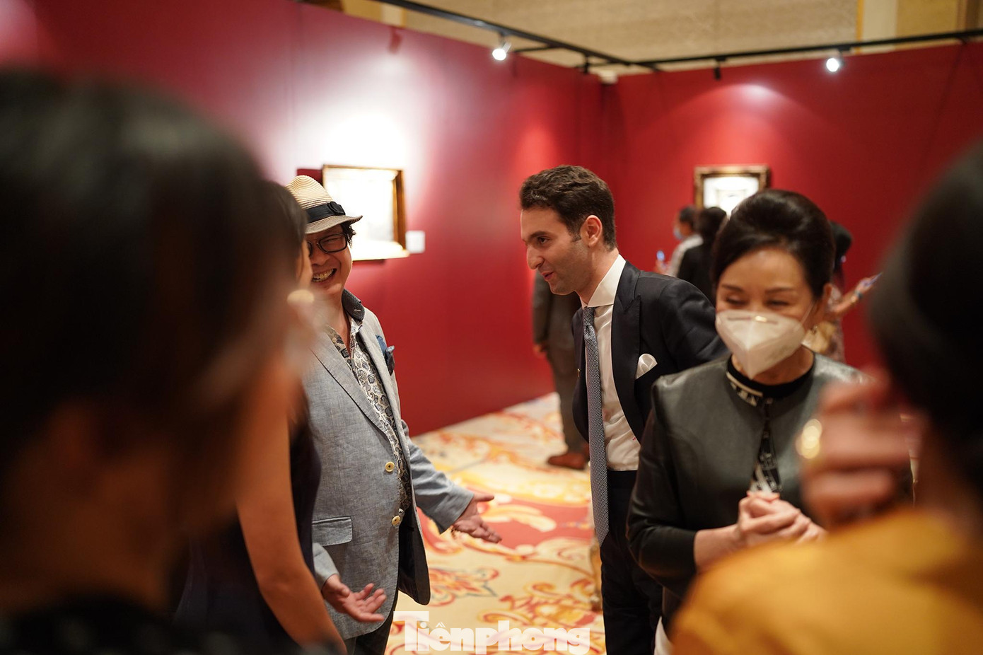 Triển lãm thu hút giới yêu tranh và nghiên cứu về tranh. Đại diện đơn vị tổ chức triển lãm ‘Hồn Xưa Bến Lạ’ cho biết đây là một trong những triển lãm tranh Đông Dương quy mô lớn nhất tại đây. Diễn ra từ ngày 11 đến 14/7, triển lãm trưng bày hơn 56 tác phẩm của Lê Thị Lựu, Lê Phổ, Mai Trung Thứ và Vũ Cao Đàm, bộ tứ danh họa tốt nghiệp từ những khóa đầu của Trường Mỹ thuật Đông Dương. Triển lãm thu hút giới yêu tranh và nghiên cứu về tranh. Đại diện đơn vị tổ chức triển lãm ‘Hồn Xưa Bến Lạ’ cho biết đây là một trong những triển lãm tranh Đông Dương quy mô lớn nhất tại đây. Diễn ra từ ngày 11 đến 14/7, triển lãm trưng bày hơn 56 tác phẩm của Lê Thị Lựu, Lê Phổ, Mai Trung Thứ và Vũ Cao Đàm, bộ tứ danh họa tốt nghiệp từ những khóa đầu của Trường Mỹ thuật Đông Dương.