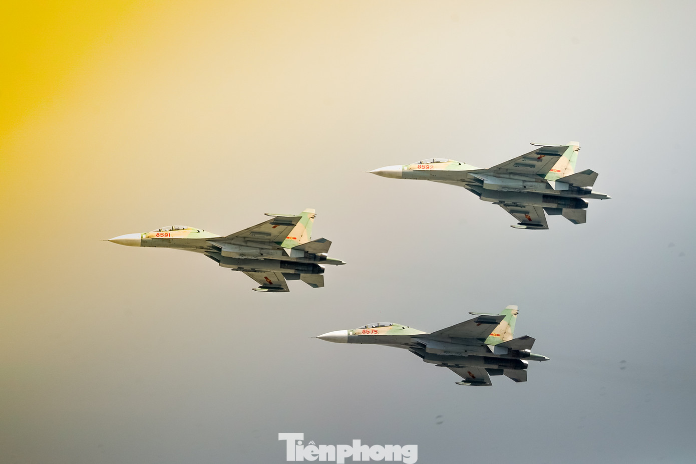 Các phi đội thường thể hiện các bài bay khó ở độ cao thấp trong các buổi biểu diễn hàng không hoặc triển lãm quân sự. Những màn trình diễn này đòi hỏi kỹ năng điêu luyện, sự phối hợp nhịp nhàng và tinh thần đồng đội cao của các phi công.