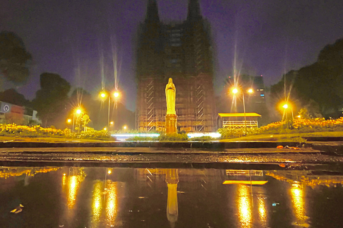 Nhà thờ Đức Bà bình yên trong buổi sớm. Nhà thờ Đức Bà bình yên trong buổi sớm.