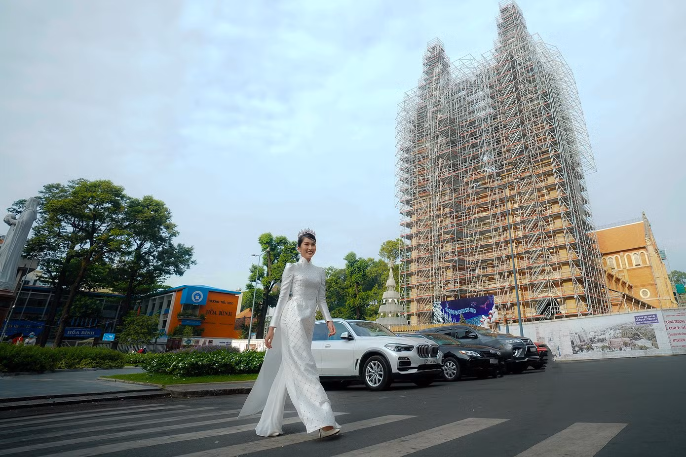 Á hậu Phương Anh xuất hiện khá sớm tại lễ phát động diễn ra trước sân chính Bưu điện Thành phố tranh thủ chụp ảnh, ngắm cảnh đường phố trung tâm vào buổi sớm.