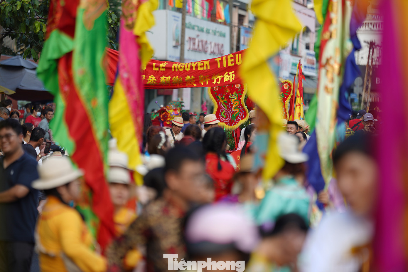 UBND quận 5 đã huy động khoảng 1.500 diễn viên quần chúng chuẩn bị cho lễ diễu hành. Từ khoảng 15h, các đoàn nghệ thuật đã tập trung tại khu vực ngã ba Hải Thượng Lãn Ông - Võ Văn Kiệt chuẩn bị diễu hành.