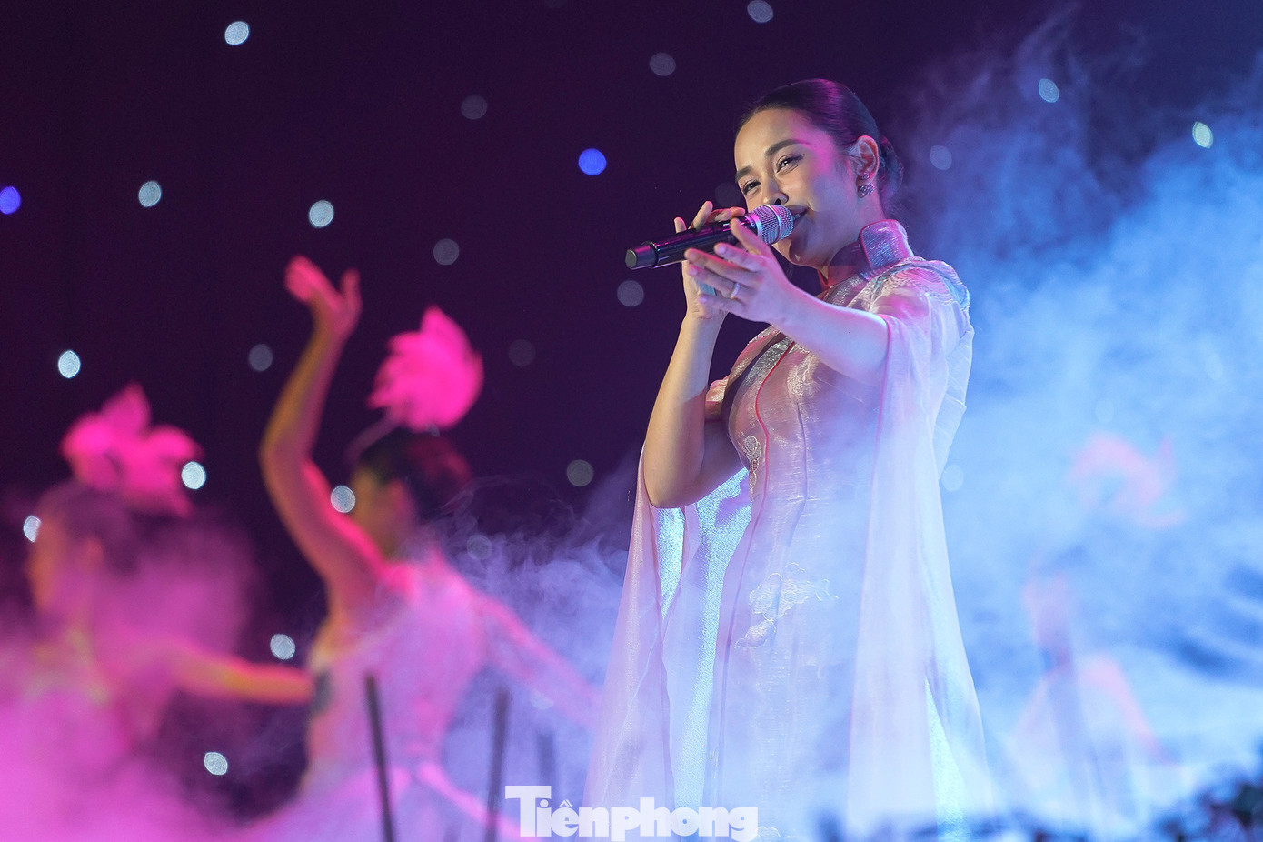 Tiết mục Một vòng Việt Nam cho khán giả nhìn lại quá trình hình thành dải đất cháu Lạc, con Rồng.