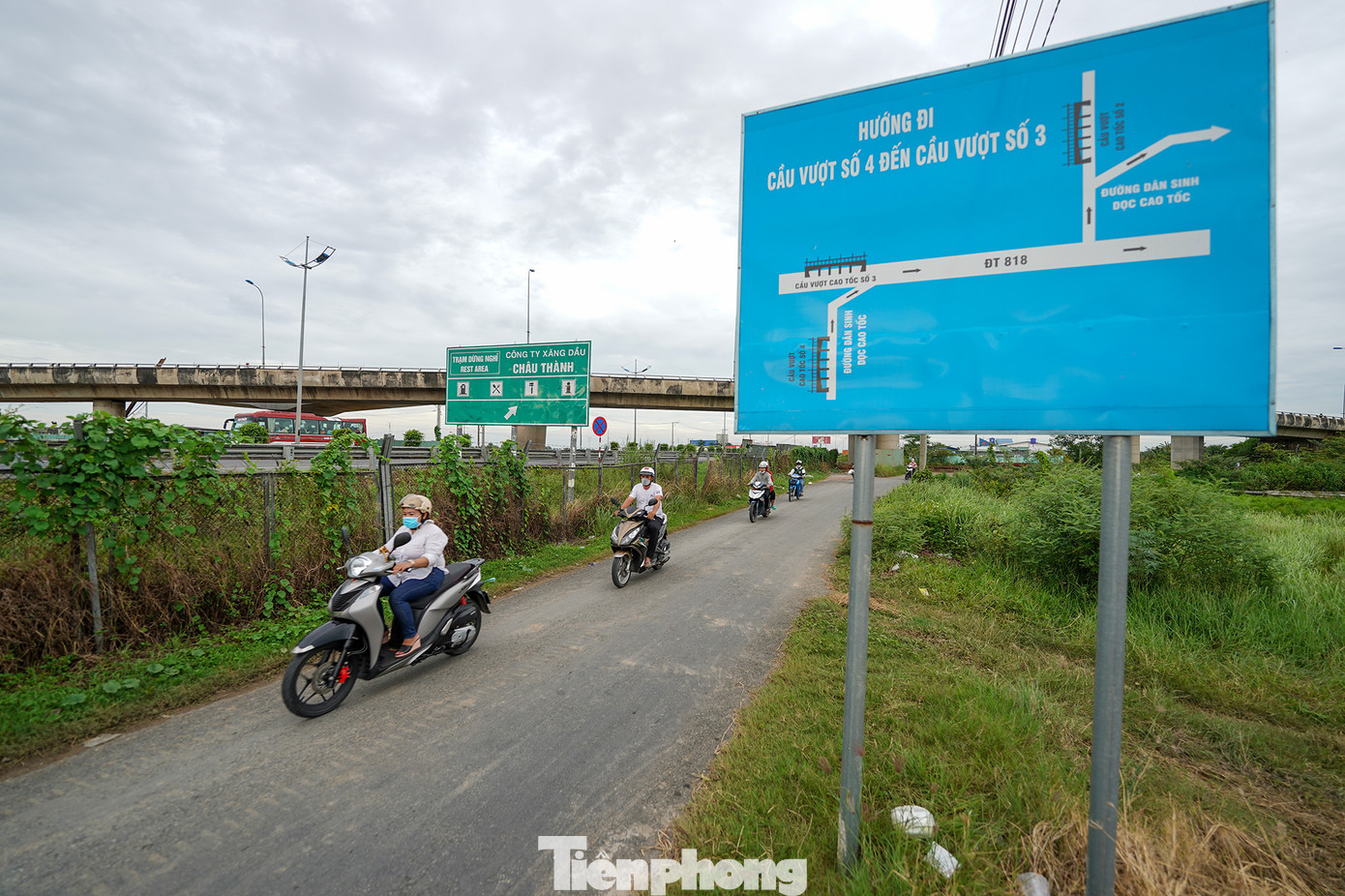 Ở hai đầu đường dẫn trạm dừng nghỉ của Công ty TNHH Châu Thành thuộc địa bàn xã Nhị Thành, huyện Thủ Thừa, nhiều đoạn hàng rào cũng bị cắt phá, tạo lối lên xuống đường cao tốc.