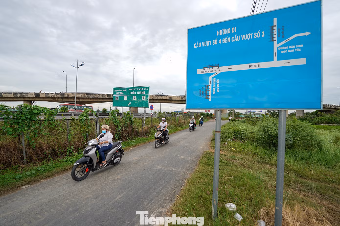 Ở hai đầu đường dẫn trạm dừng nghỉ của Công ty TNHH Châu Thành thuộc địa bàn xã Nhị Thành, huyện Thủ Thừa, nhiều đoạn hàng rào cũng bị cắt phá, tạo lối lên xuống đường cao tốc.