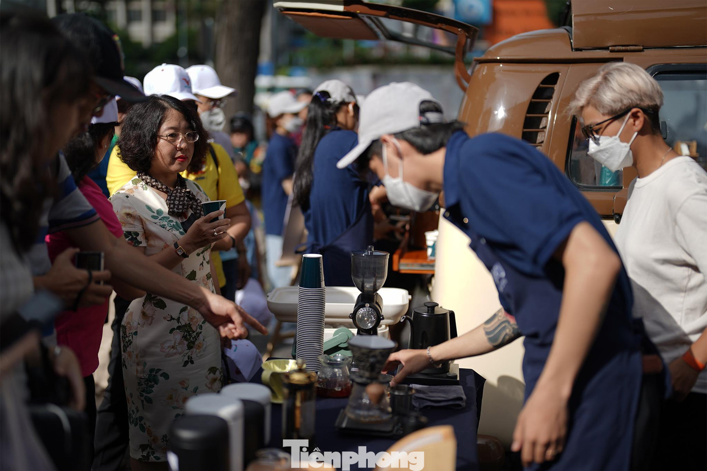 Du khách thưởng thức một tách cà phê pha đúng chuẩn.