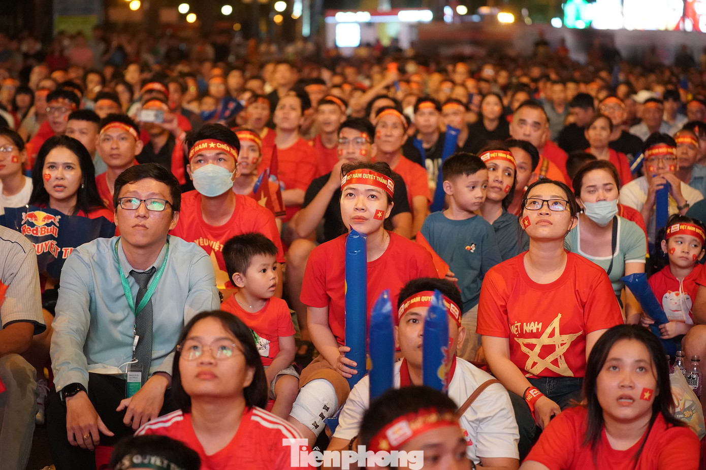 Chị Lâm Thanh Trúc (ngụ quận 2) mới vừa mổ chân ở bệnh viện được người nhà dìu ra đây để cổ vũ đội tuyển Việt Nam. Tuy nhiên, với bàn thua thứ 2, chị và hết thảy người hâm mộ có mặt trên đường Lê Duẩn đều rất lo lắng. Chị Lâm Thanh Trúc (ngụ quận 2) mới vừa mổ chân ở bệnh viện được người nhà dìu ra đây để cổ vũ đội tuyển Việt Nam. Tuy nhiên, với bàn thua thứ 2, chị và hết thảy người hâm mộ có mặt trên đường Lê Duẩn đều rất lo lắng.