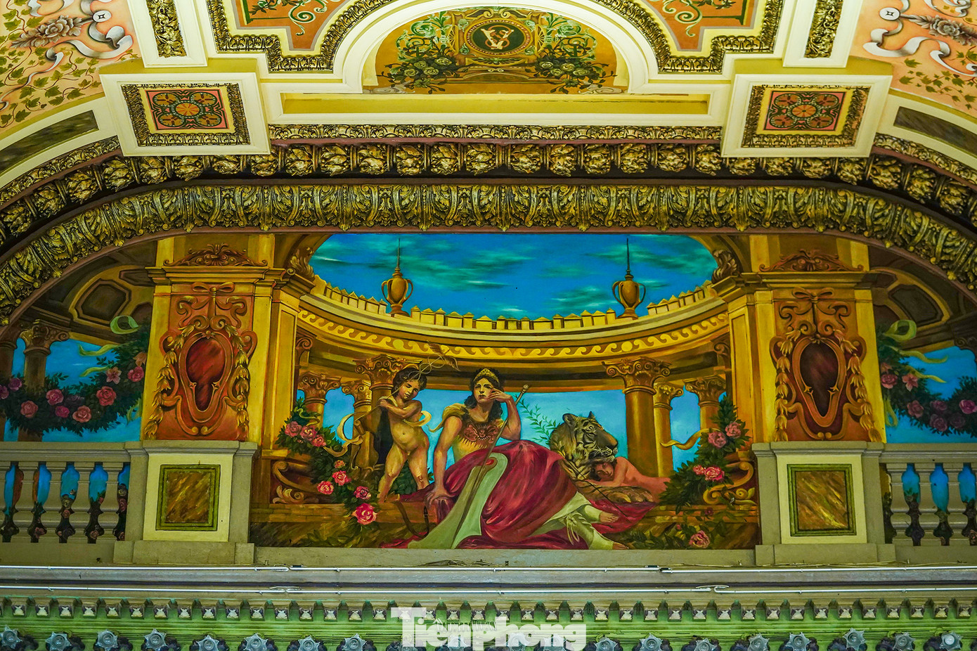 Một phần kiến trúc của trần tòa nhà UBND TPHCM