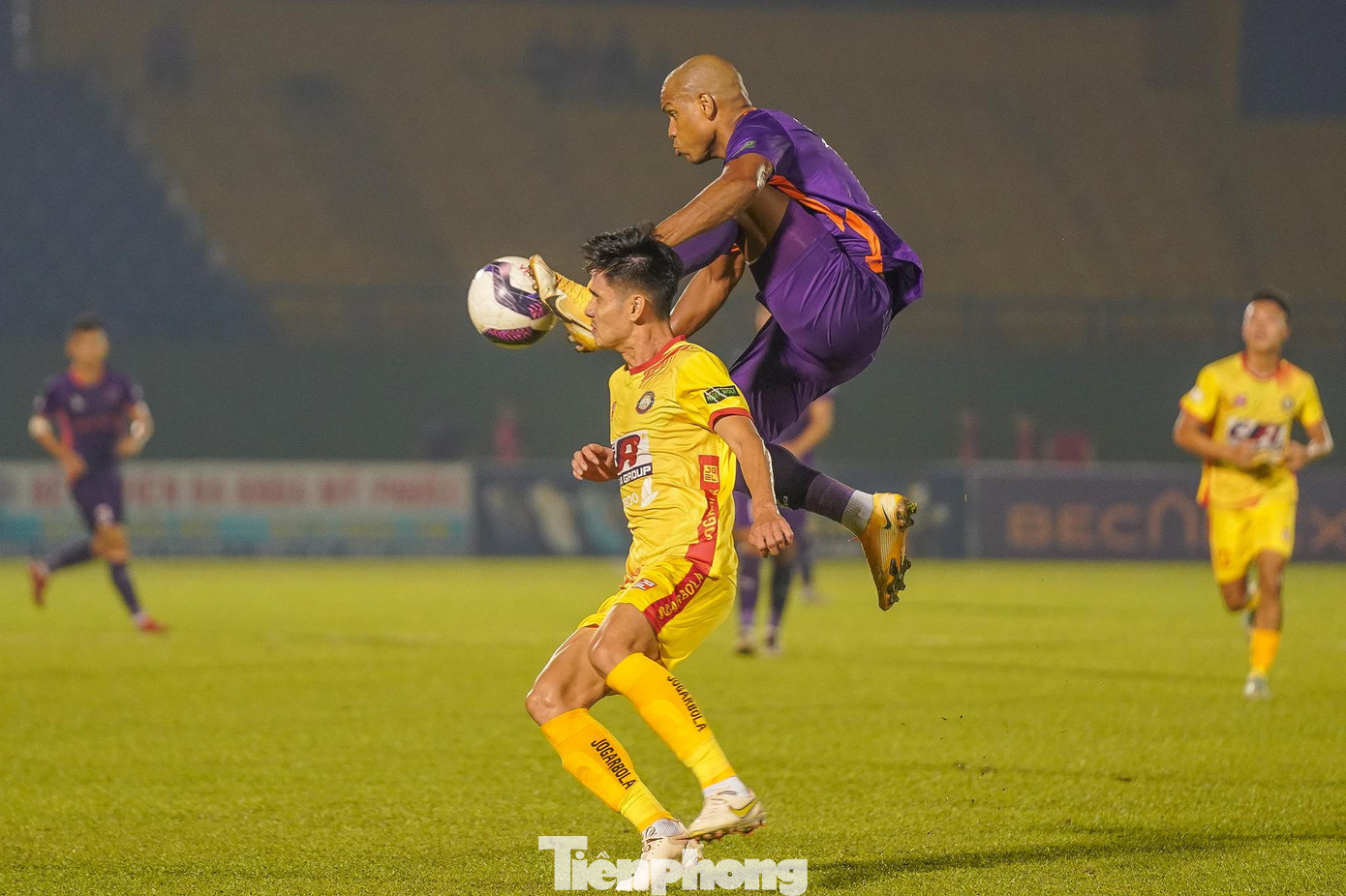 Không còn nhiều mục tiêu thi đấu ở những vòng cuối, cả Bình Dương và Thanh Hóa đều nhập cuộc không quá quyết tâm. Thế trận cân bằng được duy trì trong nửa đầu hiệp 1 khi không có nhiều tình huống thực sự nguy hiểm trong khi bóng phần lớn chỉ lăn ở khu vực giữa sân.