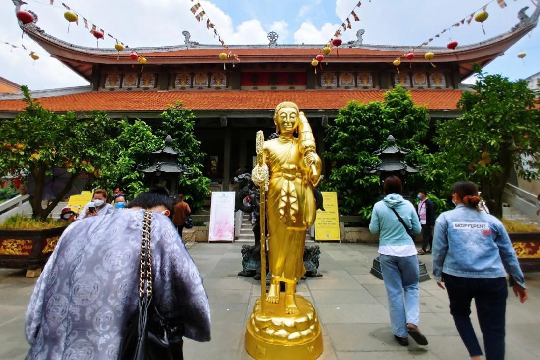 Bên trong khuôn viên Việt Nam Quốc Tự. Bên trong khuôn viên Việt Nam Quốc Tự.