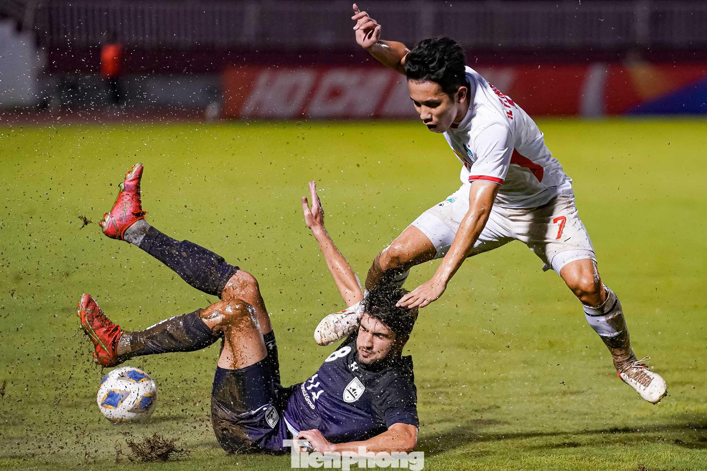 Các pha tấn công của HAGL không nhiều như hiệp 1 nhưng khiến hậu vệ đối phương khá vất vả cản phá.