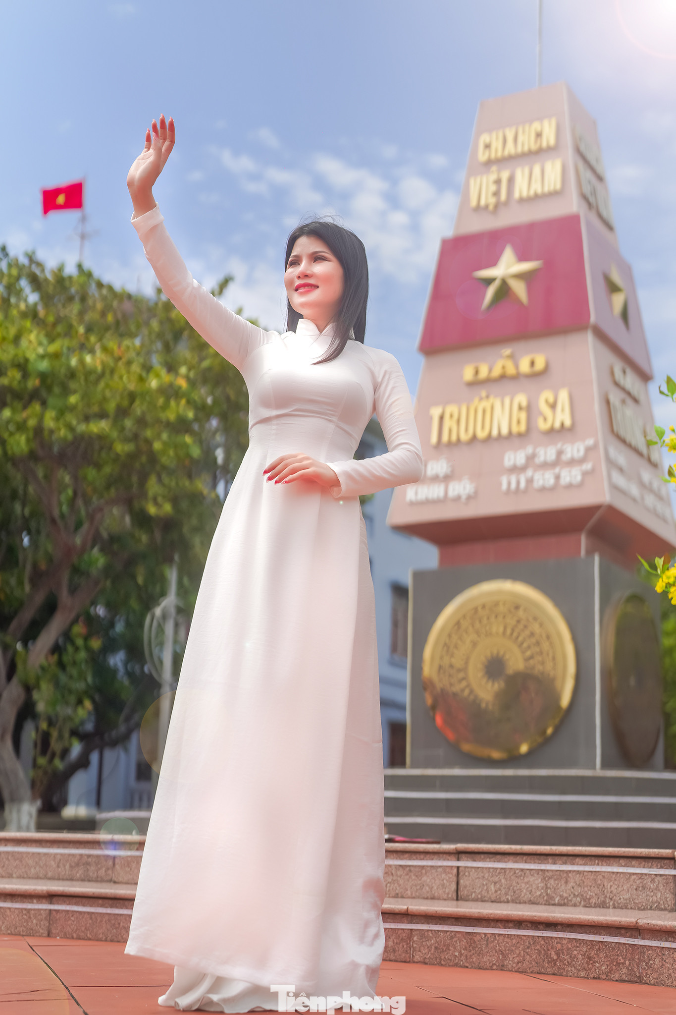 Ca sĩ Hoàng Yến có mặt trong đoàn công tác thực hiện cầu truyền hình Xuân Trường Sa 2024 xúc động khi được mời làm mẫu ảnh áo dài ngay bên cạnh cột mốc chủ quyền Trường Sa. Ca sĩ Hoàng Yến có mặt trong đoàn công tác thực hiện cầu truyền hình Xuân Trường Sa 2024 xúc động khi được mời làm mẫu ảnh áo dài ngay bên cạnh cột mốc chủ quyền Trường Sa.