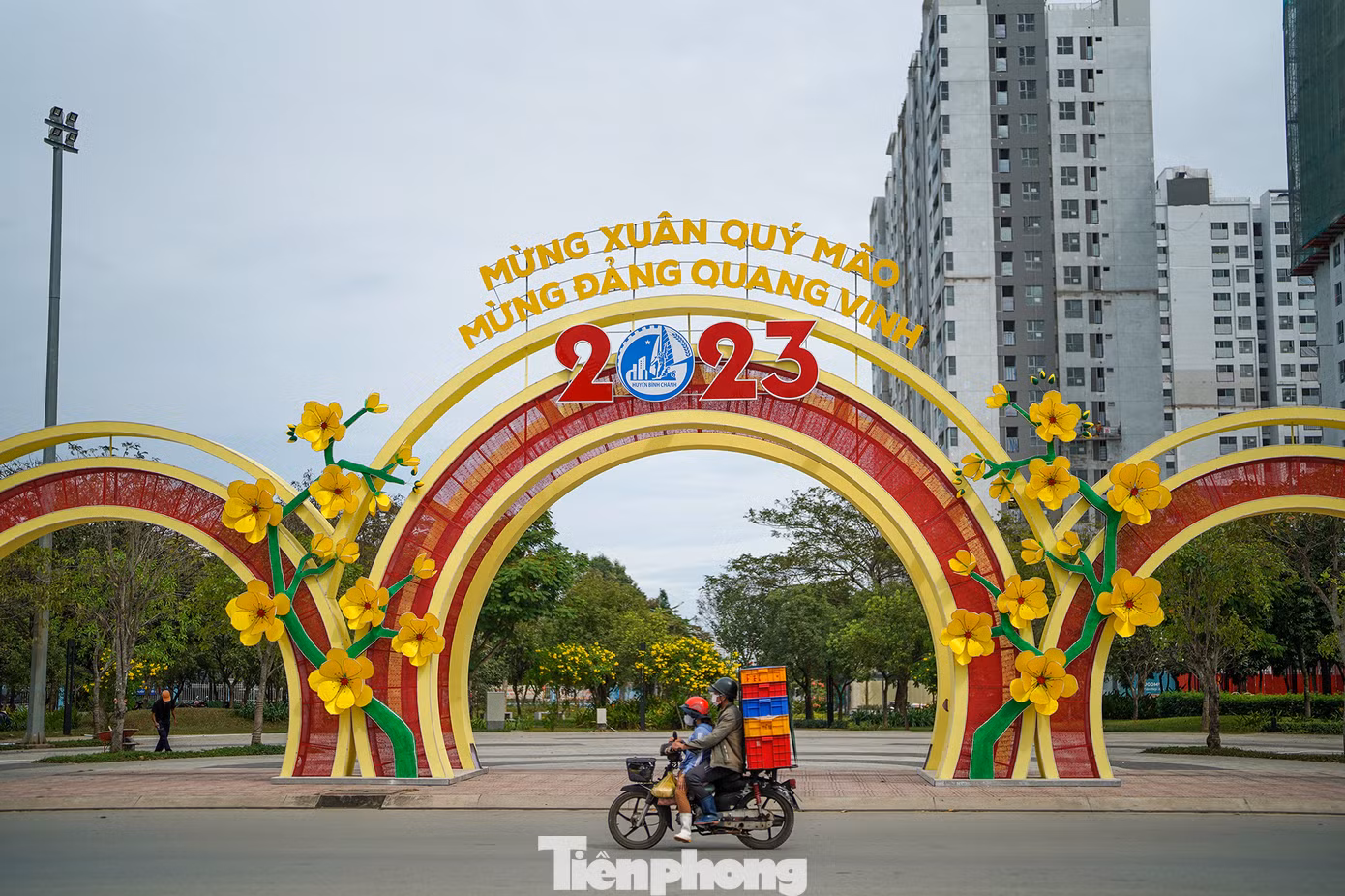 TPHCM đã có một năm 2022 chạy đà để phục hồi kinh tế cho nhịp sống dần trở lại bình thường. Khắp các ngã đường, một sắc màu tươi mới thể hiện niềm vui và sự kiên cường của đầu tàu kinh tế cả nước.