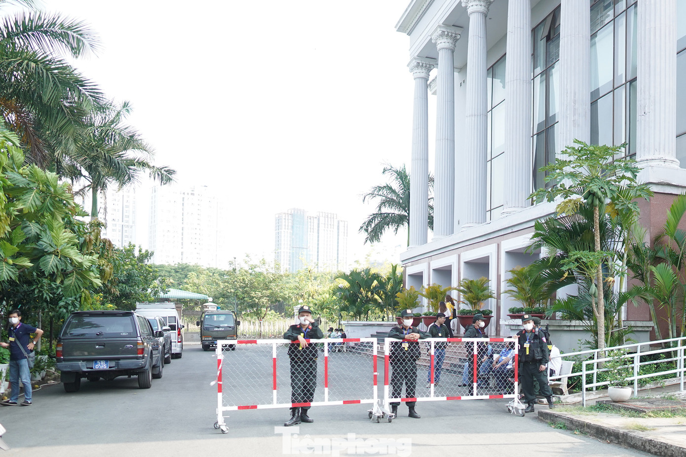 Sóng di động cũng được khoá trong khu vực xét xử. Trong ảnh, vòng 2 an ninh ngay lối lên phòng xét xử. Sóng di động cũng được khoá trong khu vực xét xử. Trong ảnh, vòng 2 an ninh ngay lối lên phòng xét xử.