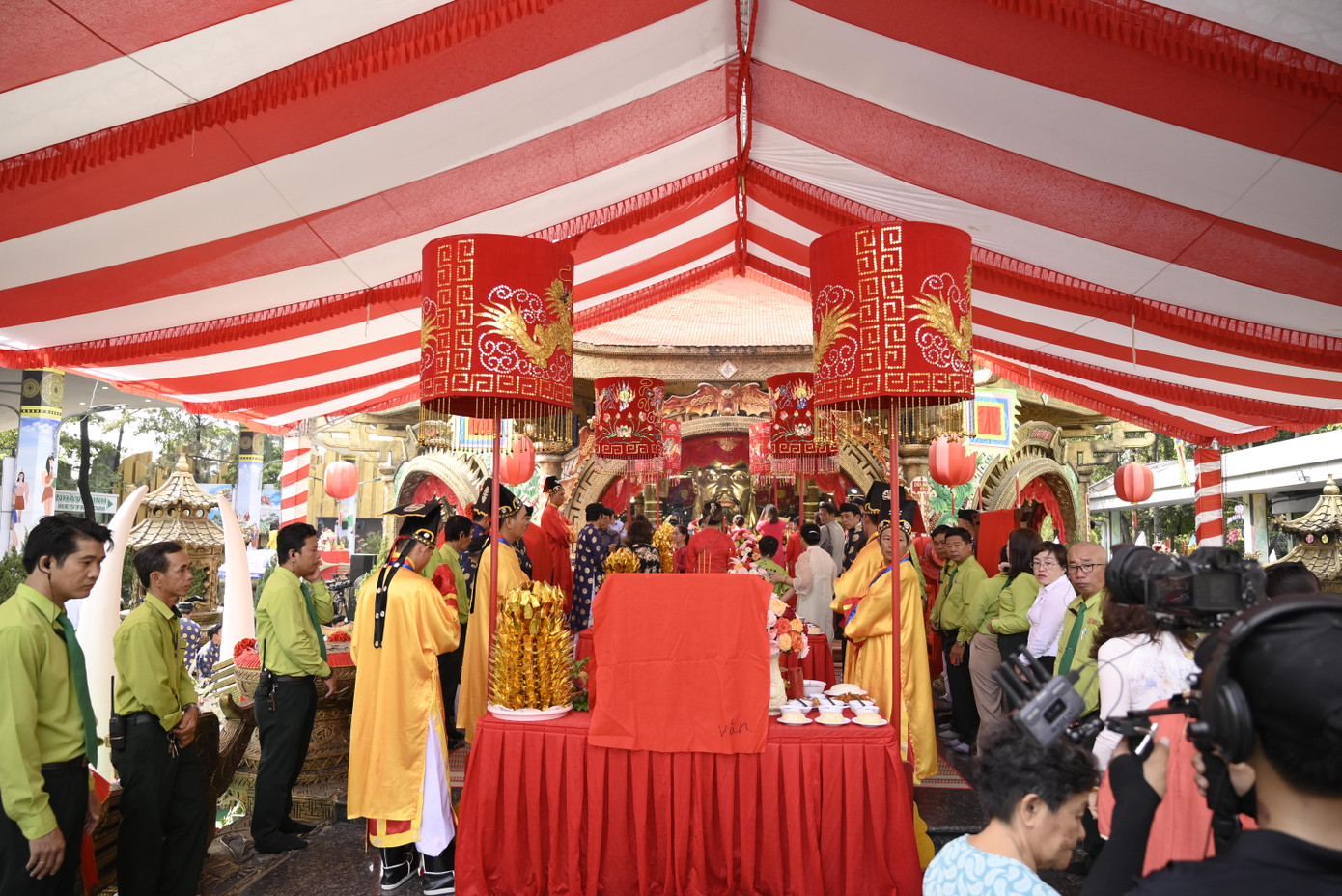 Buổi dâng lễ lên Vua Hùng được thực hiện trang trọng.