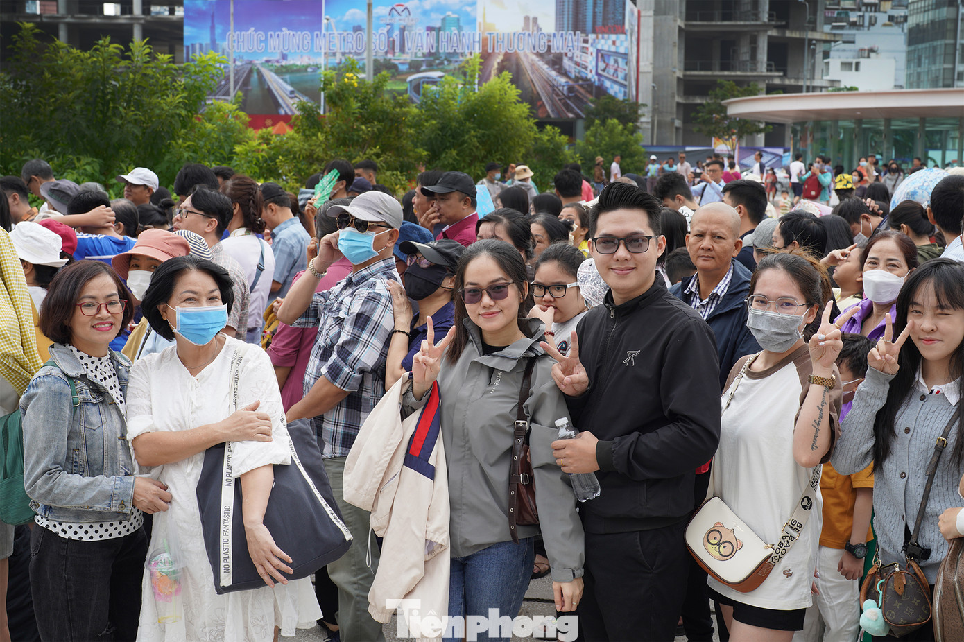 Rất đông người dân đã háo hức xếp hàng chờ trải nghiệm tuyến Metro số 1.