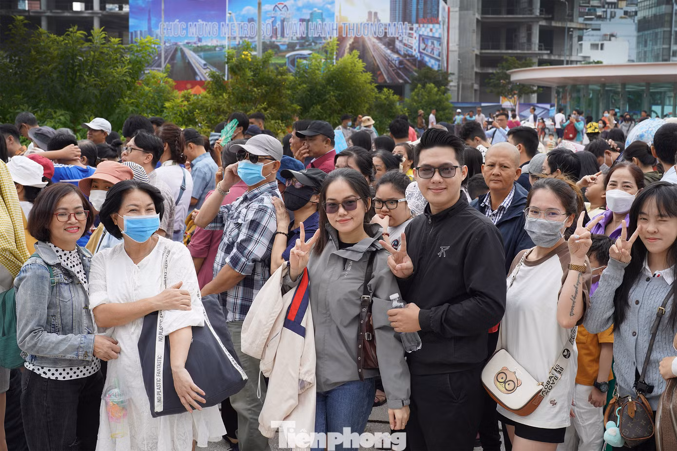 Rất đông người dân đã háo hức xếp hàng chờ trải nghiệm tuyến Metro số 1.