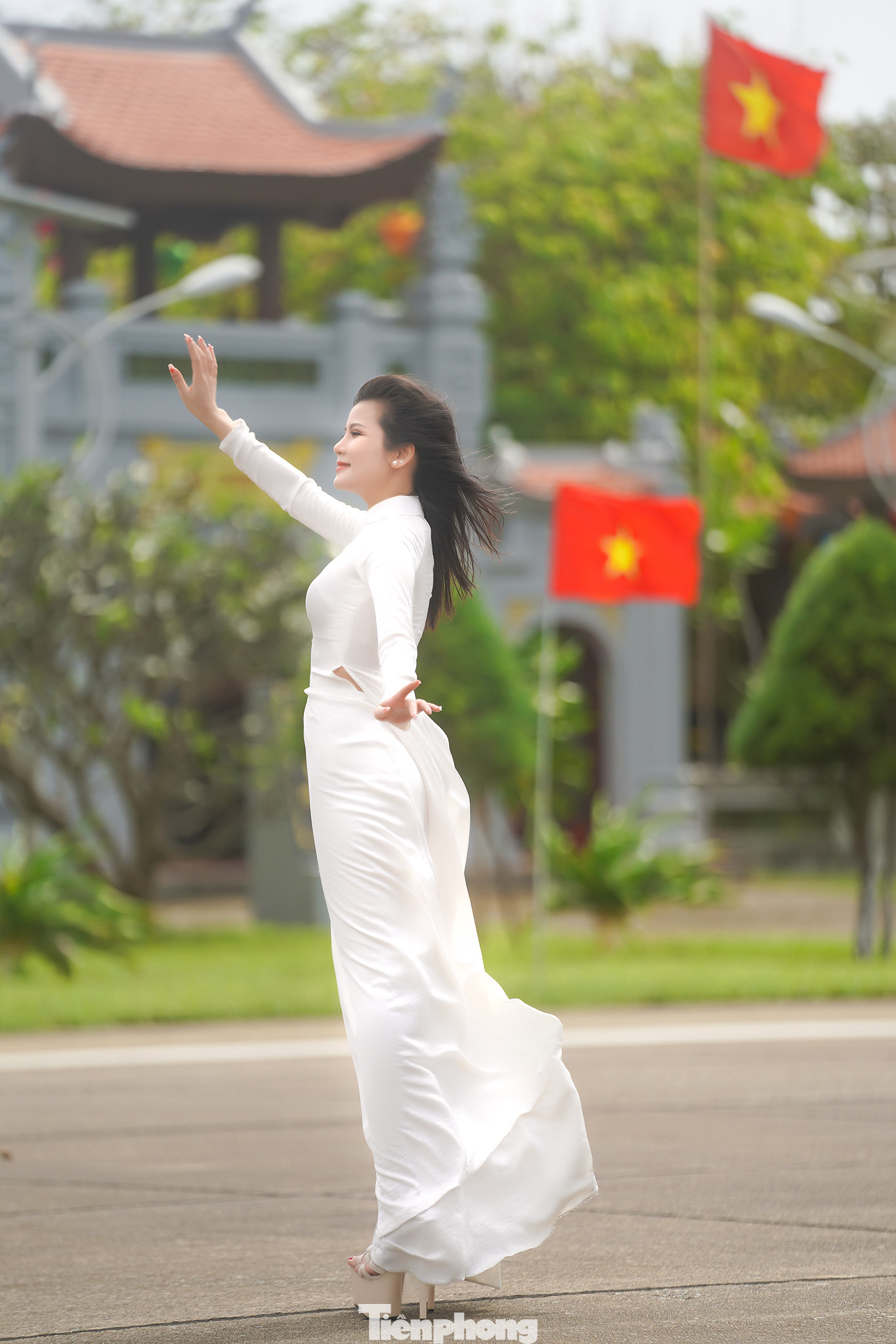 Giọng hát tốp 9 toàn quốc dòng dân ca Sao mai Tiếng hát truyền hình 2013 tự tin khoe dáng trong tà áo dài trên đảo thiêng của Tổ quốc. Giọng hát tốp 9 toàn quốc dòng dân ca Sao mai Tiếng hát truyền hình 2013 tự tin khoe dáng trong tà áo dài trên đảo thiêng của Tổ quốc.