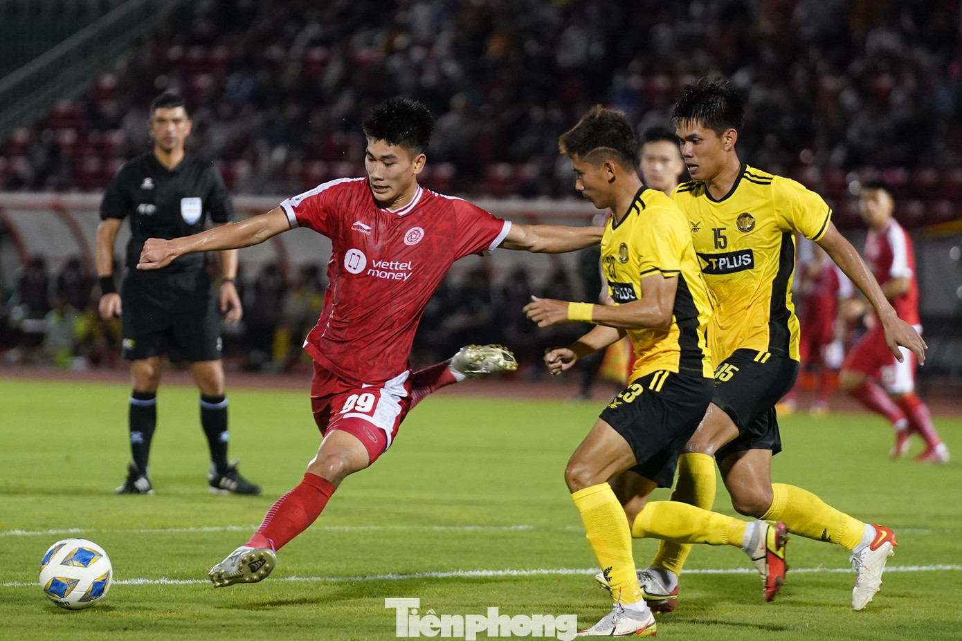 Trong hiệp 2, thế trận dường như thuộc về Viettel. Đội nhà có quả phạt góc bị phá ra nhưng Đức Chiến xoay sở rất hay trước khi đưa bóng ra biên. Hoàng Minh đánh đầu chuyền ra từ quả tạt vào và Văn Hào đã quặt qua một cầu thủ áo vàng nhưng cú sút chân phải lại đập trúng cột dọc. Trong hiệp 2, thế trận dường như thuộc về Viettel. Đội nhà có quả phạt góc bị phá ra nhưng Đức Chiến xoay sở rất hay trước khi đưa bóng ra biên. Hoàng Minh đánh đầu chuyền ra từ quả tạt vào và Văn Hào đã quặt qua một cầu thủ áo vàng nhưng cú sút chân phải lại đập trúng cột dọc.