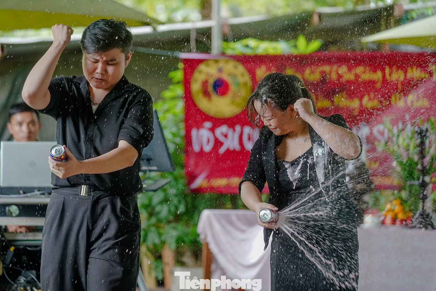 Hai võ sinh đang thể hiện phần biểu diễn Thiết Sa Công cắt đôi lon nước ngọt một cách dứt khoát bằng đòn trỏ.