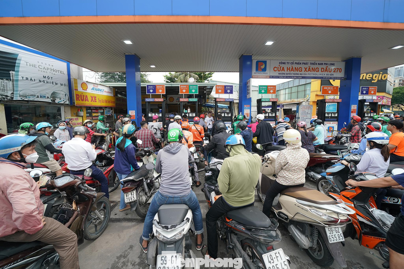 Bộ Tài chính cho biết, hiện nay nhà nước không quy định chiết khấu trong hoạt động kinh doanh xăng dầu. Bởi yếu tố này phụ thuộc vào cung cầu thị trường, giá xăng dầu thế giới, lượng tồn kho của thương nhân đầu mối và phương thức bán hàng 2 bên. Khi giá xăng dầu thế giới giảm, thương nhân đầu mối có tồn kho lớn có thể tăng chiết khấu bán hàng và ngược lại.