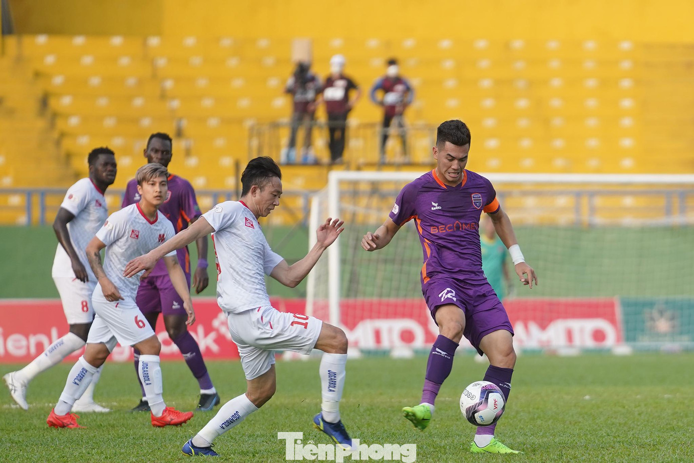 Sau khi Hải Phòng vươn lên dẫn bàn, cuộc chơi lại trở nên sôi nổi khi Bình Dương buộc phải dồn đội hình lên cao tổ chức tấn công hòng một lần nữa san bằng tỷ số nhưng Hải Phòng vẫn đang triển khai lối chơi cực kỳ hợp lý.