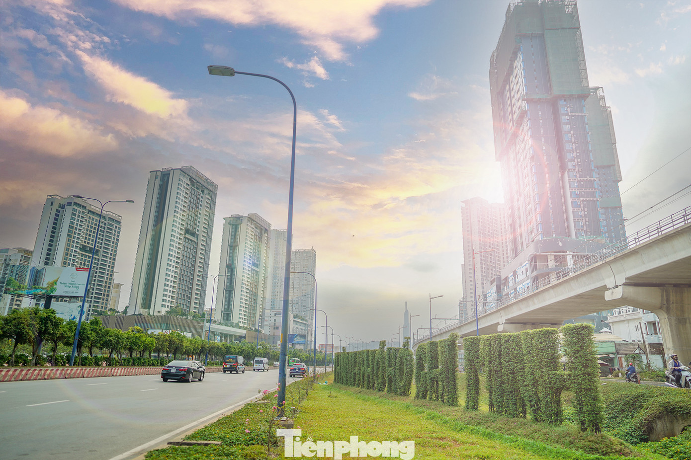 Dự kiến đến 2/9, chủ đầu tư sẽ cho tàu chạy thử trên toàn tuyến với tổng chiều dài gần 20 km, trước khi chuyển sang giai đoạn khai thác thử vào cuối năm nay. Đồng thời, tuyến metro đang được đẩy nhanh thi công để hoàn thành các hạng mục cuối như lắp đặt các thiết bị còn lại, hoàn thiện kiến trúc nhà ga, cầu bộ hành dọc tuyến.