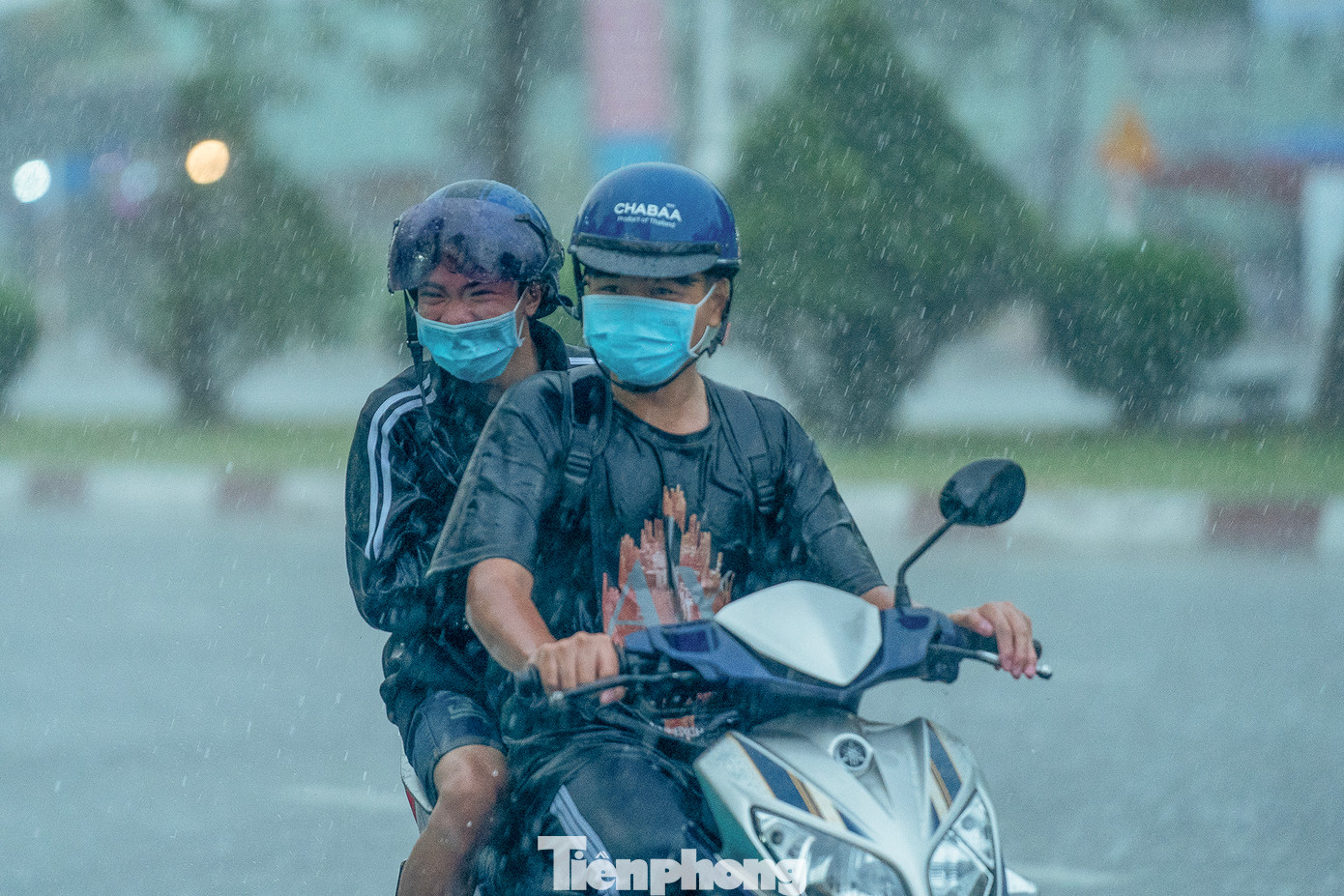 Cơn mưa lớn và bất chợt khiến hai bạn trẻ này ướt sũng.