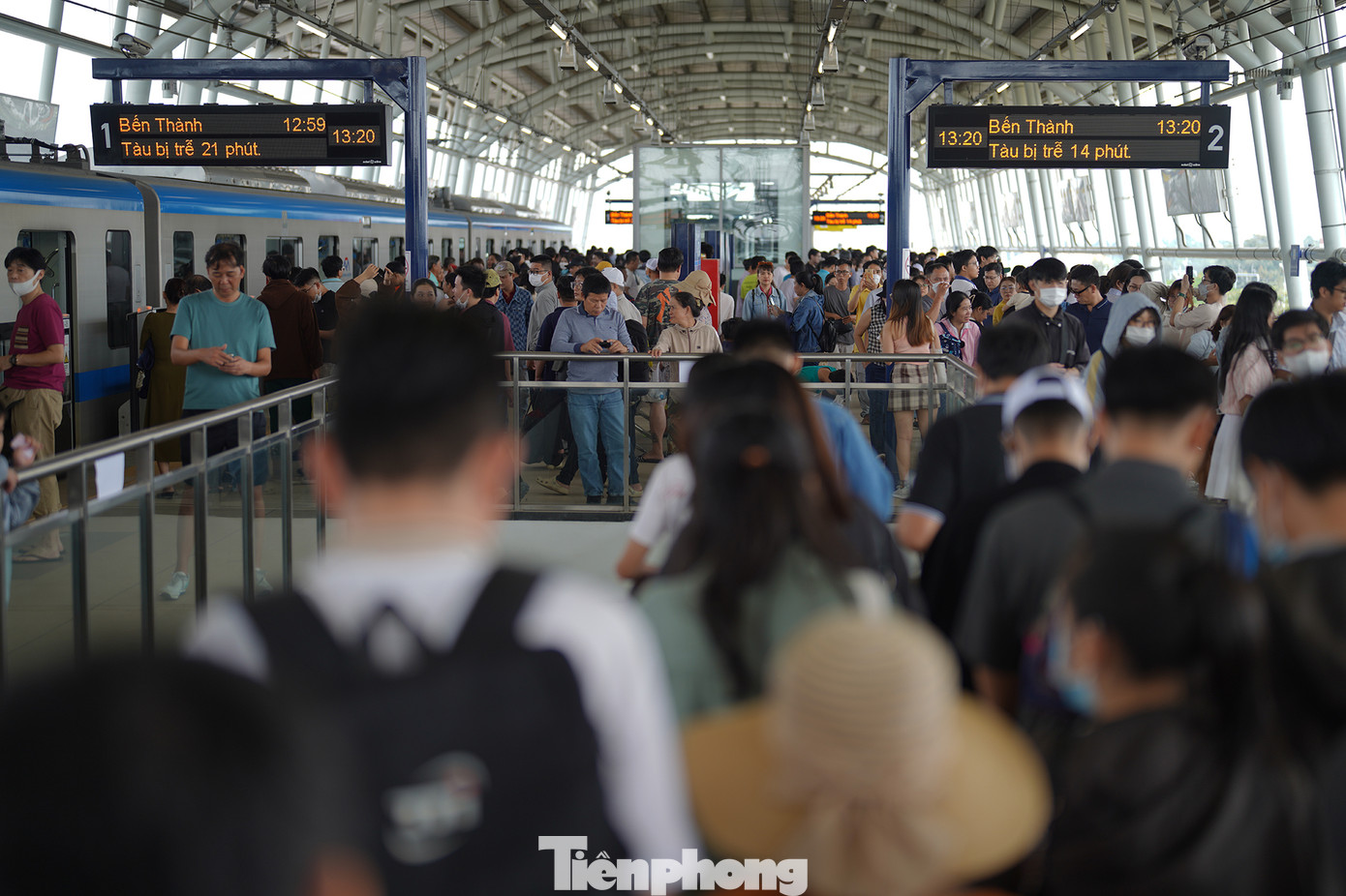 Cảm nhận của người dân sau khi chính thức 'vi vu' trên metro số 1 ảnh 1