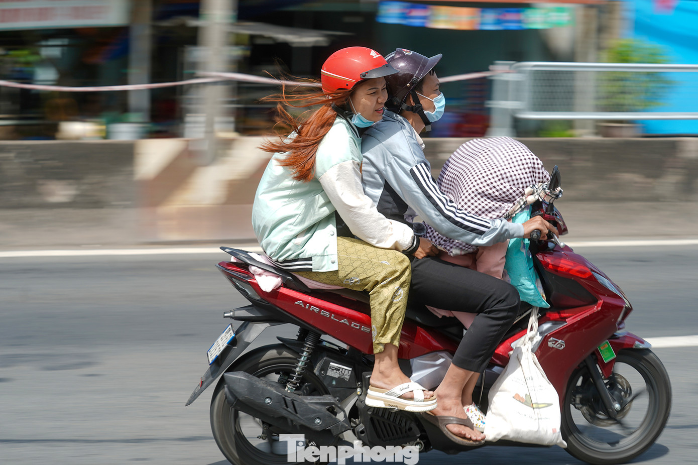 Mới mùng Bốn Tết, nhiều người dân đã sớm quay lại TPHCM. Mới mùng Bốn Tết, nhiều người dân đã sớm quay lại TPHCM.